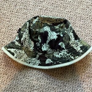 North Face Reversible Bucket Hat for kids, size M EUC